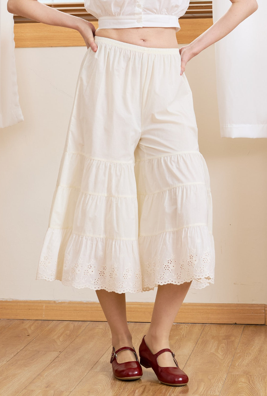 Front detail of cream cotton bloomers for women. Lightweight 100% pure cotton bloomer pants with a gathered structure.