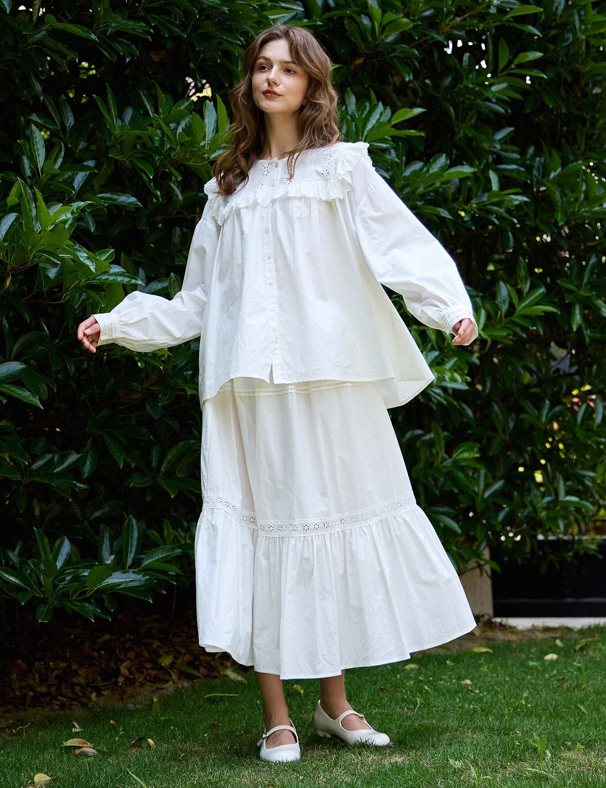 Sueasyretro breathable white cotton ruffle skirt with lace details. Ideal for outdoor rustic vintage aesthetic outfits, side angle.