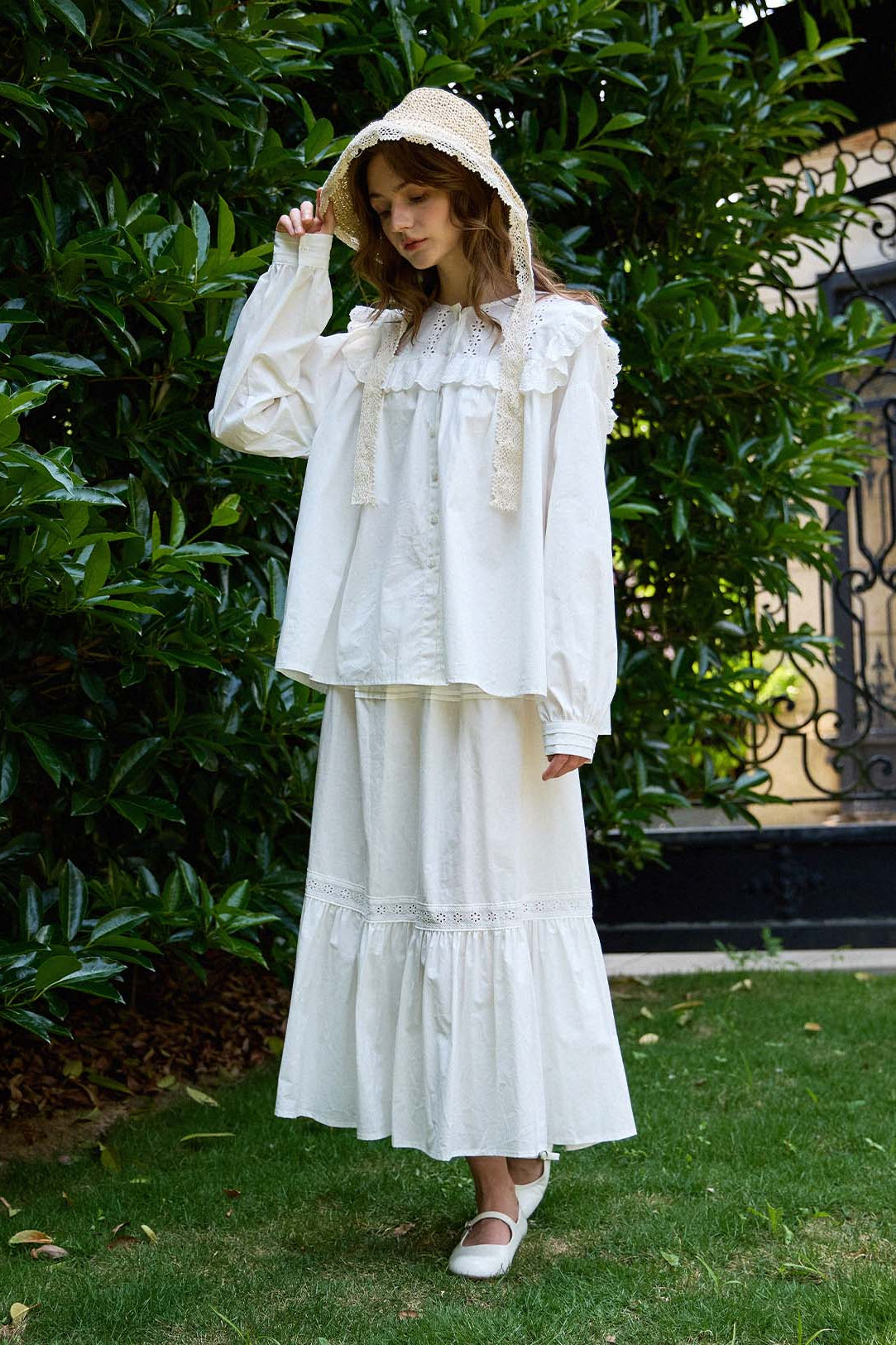 Sueasyretro breathable white cotton ruffle skirt with lace details. Ideal for outdoor rustic vintage aesthetic outfits, with hat.