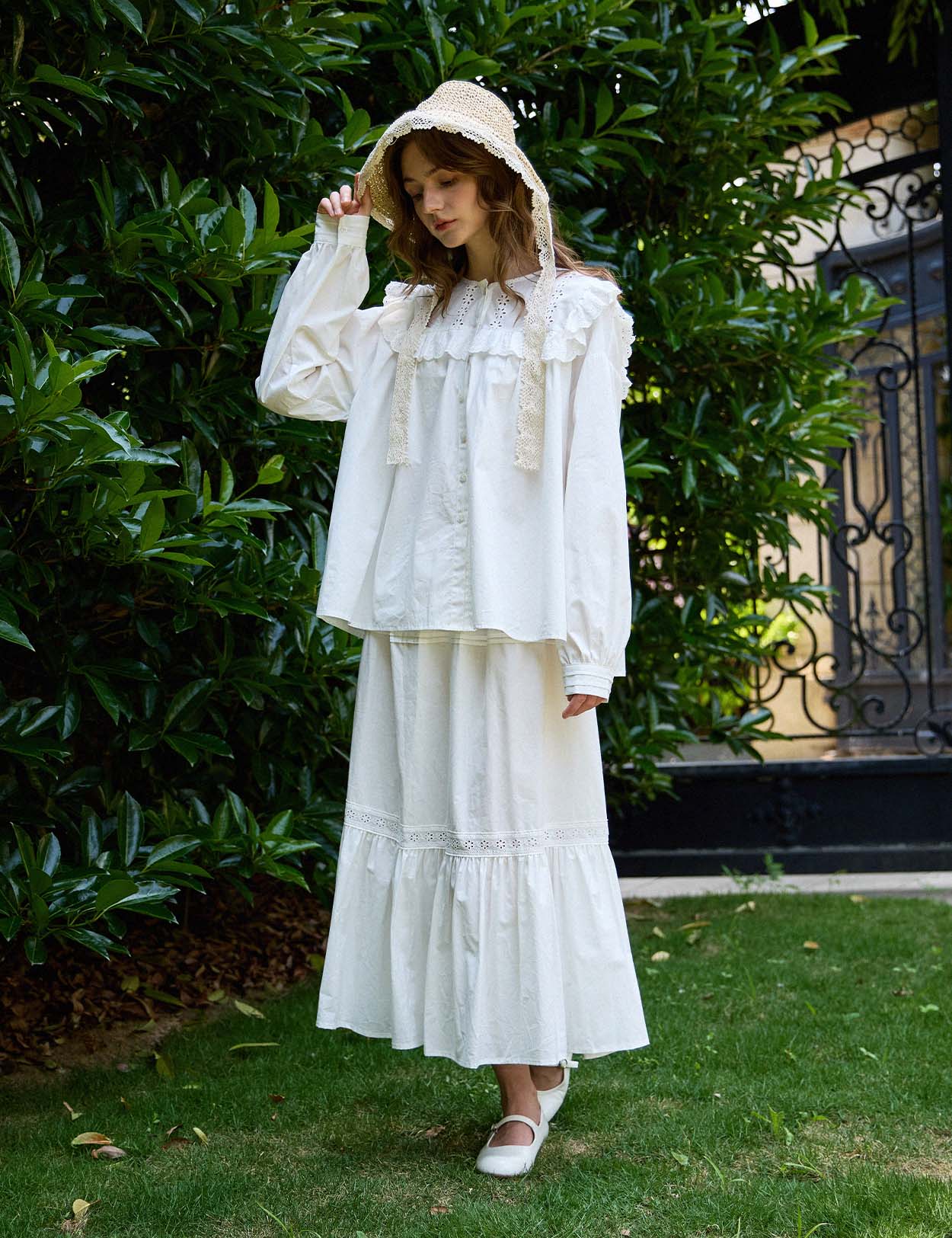 Sueasyretro breathable white cotton ruffle skirt with lace details. Ideal for outdoor rustic vintage aesthetic outfits, with hat.