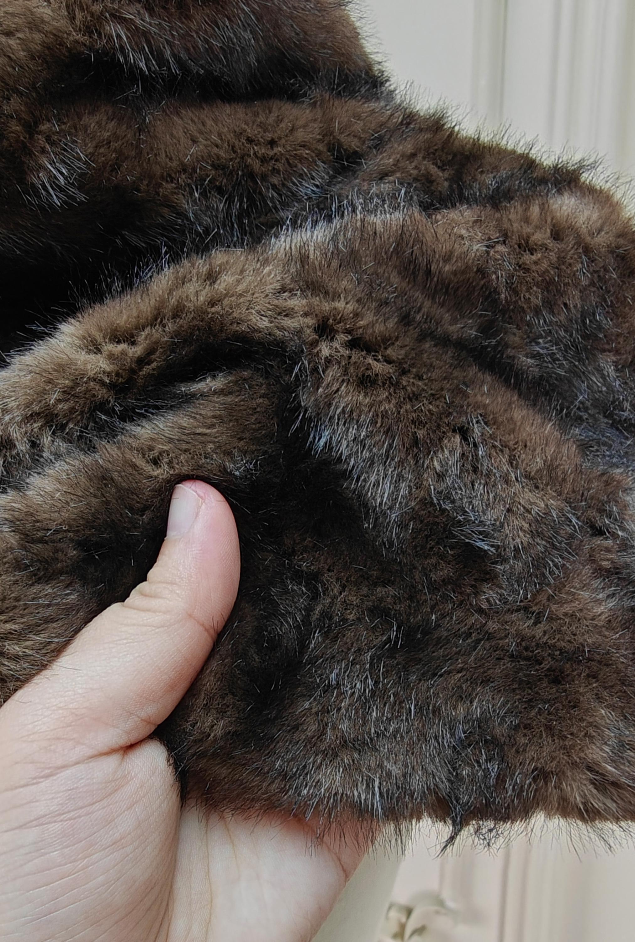 Faux fur shoulder warmer - brown vintage cape scarf close-up