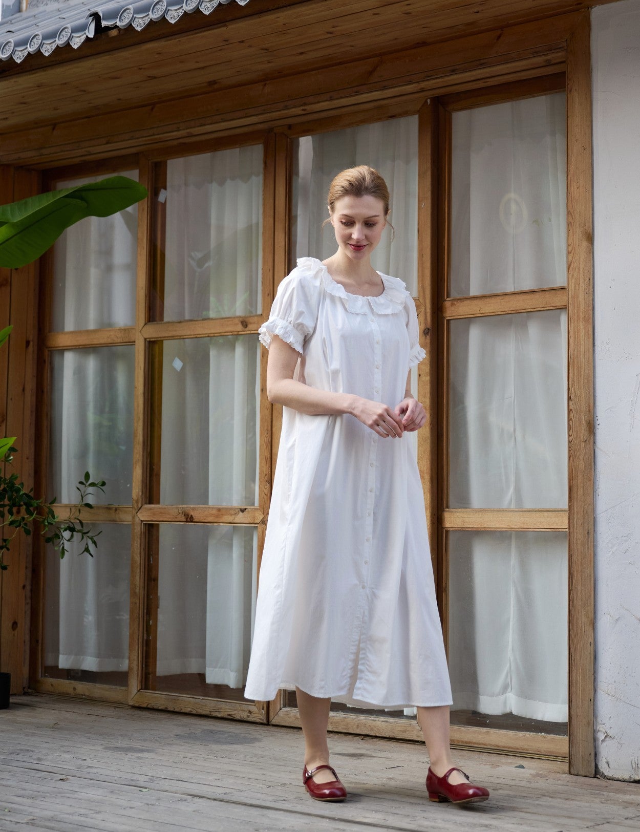 Classic loose silhouette of a white Sueasyretro retro house dress.