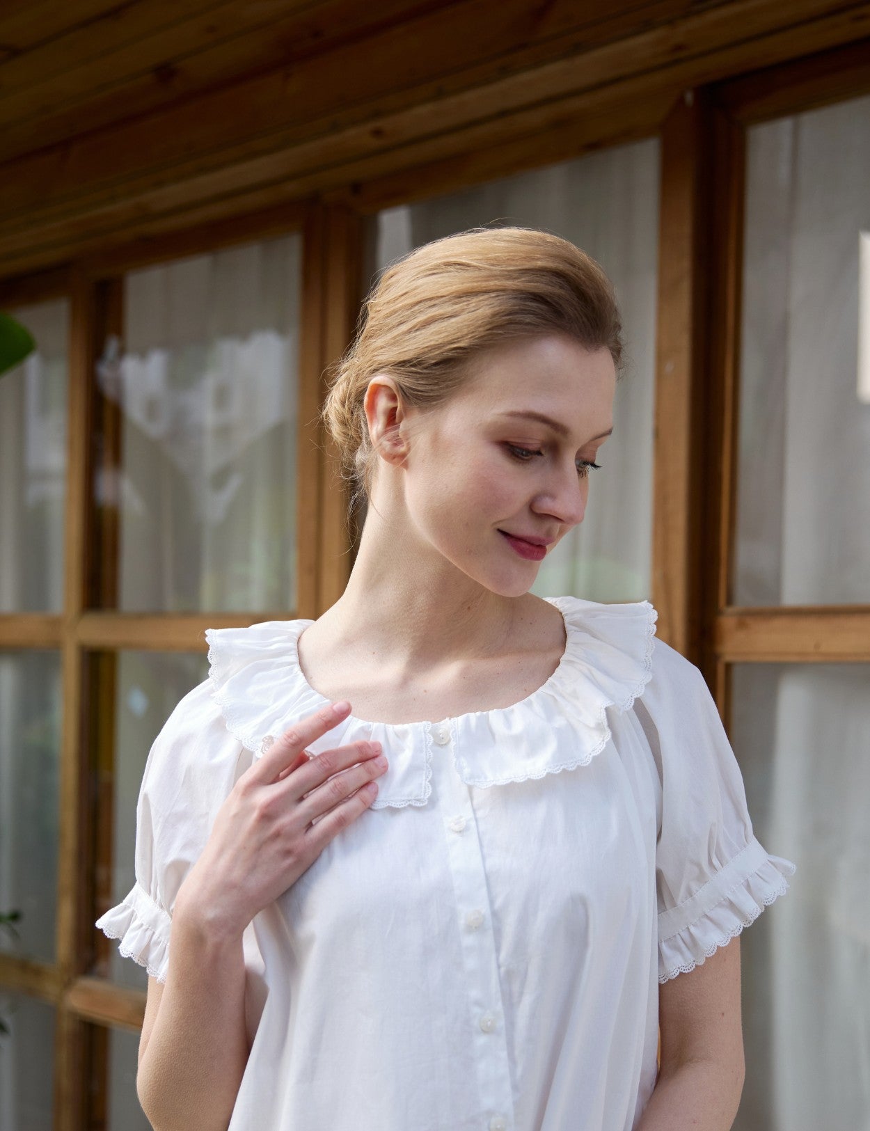 Ruffle collar detail on Sueasyretro old fashioned cotton house dresses.