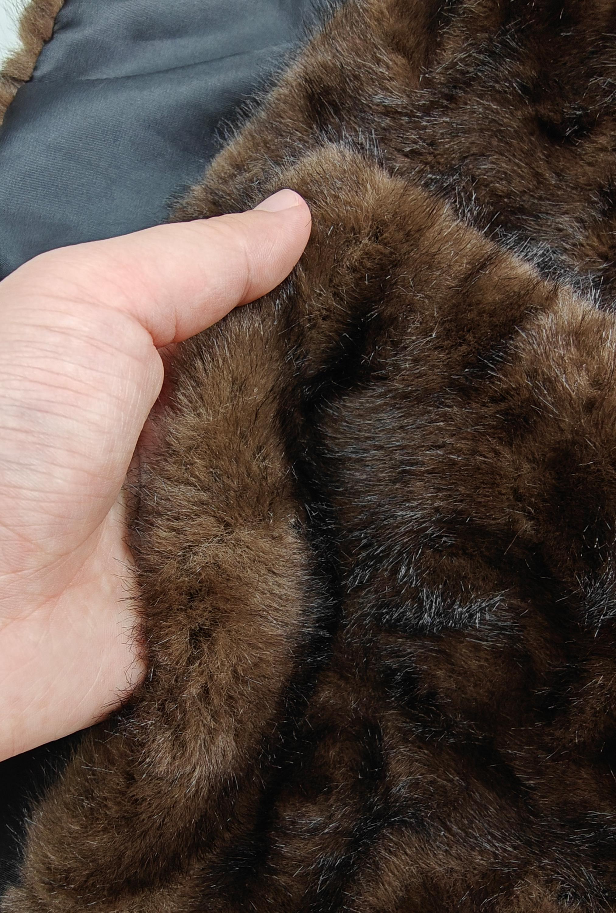 Faux fur shoulder warmer - brown vintage cape scarf close-up